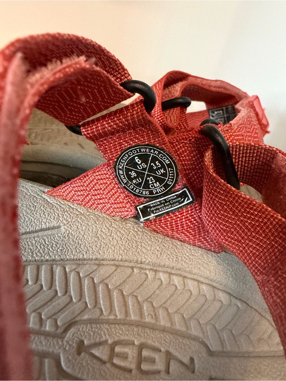 KEEN Women's Bali Strap Sandal in Summer Fig and Crabapple Colorway Size 6 - Picture 2 of 7